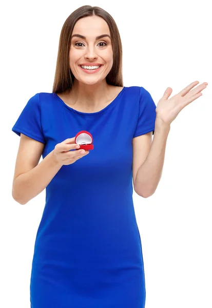 Krásná žena držící srdce tvaru box s kroužkem — Stock fotografie