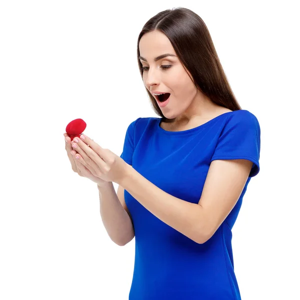 Schöne Frau mit herzförmiger Schachtel mit Ring — Stockfoto