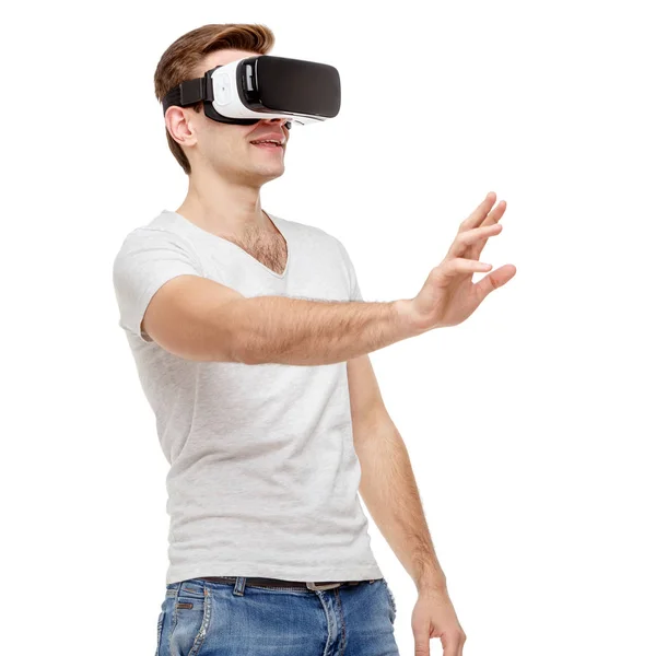 Uomo con occhiali di realtà virtuale — Foto Stock