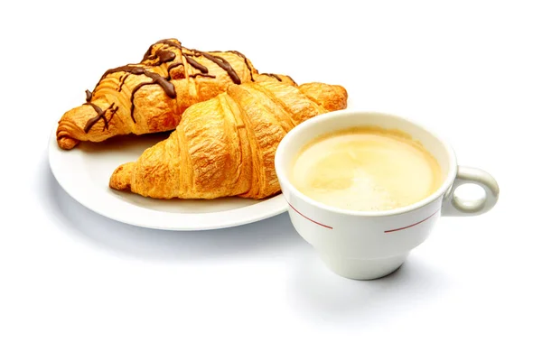 Deux croissants frais et café sur fond blanc — Photo