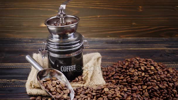 Жареный кофе в зернах на деревянном фоне — стоковое видео