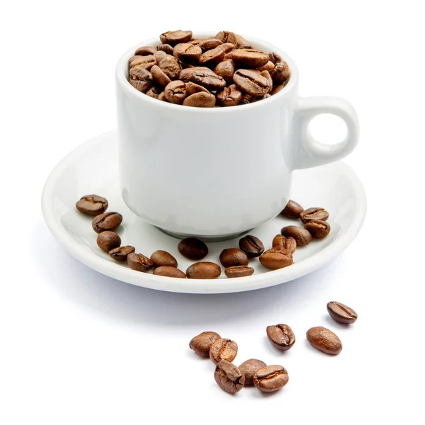 Kupa kávébab fehér alapon — Stock Fotó