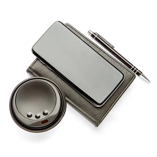 Смартфон с блокнотом и чашкой крепкого кофе — стоковое фото