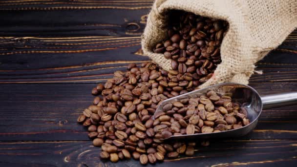 Roasted coffee beans on wooden background — Stock Video