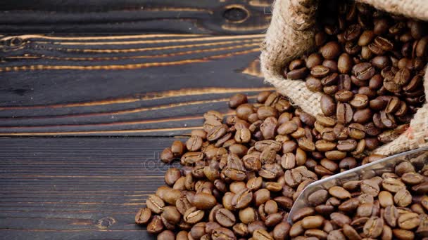 Roasted coffee beans on wooden background — Stock Video