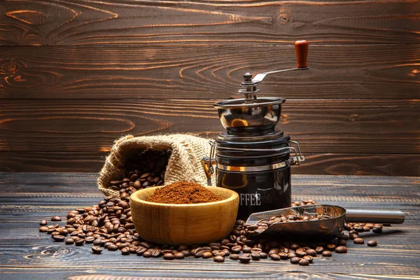 Granos de café asados sobre fondo de madera —  Fotos de Stock