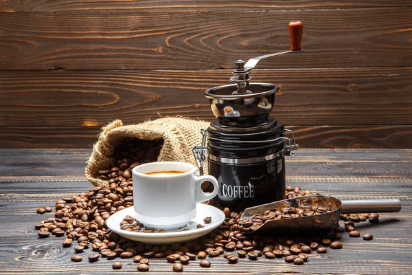 Жареный кофе в зернах на деревянном фоне — стоковое фото