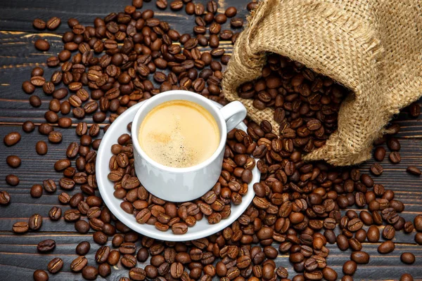 Csésze kávé és bab fa háttér — Stock Fotó