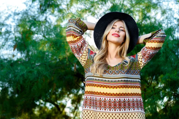 Mode foto van prachtige jongedame dragen van modieuze zomer kleding — Stockfoto