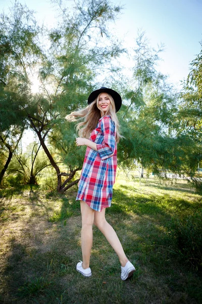 Foto de moda de jovem mulher magnífica vestindo roupas de verão na moda — Fotografia de Stock