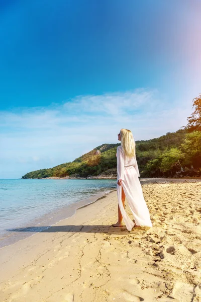 Feliz mulher despreocupada na praia — Fotografia de Stock