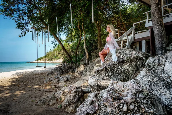 Feliz mulher despreocupada na praia — Fotografia de Stock