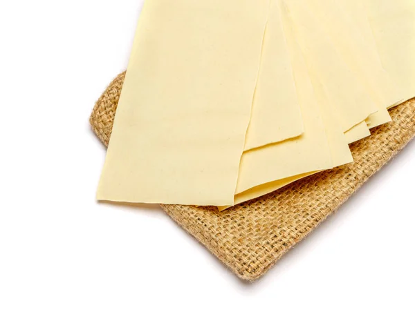 Hojas secas de pasta de lasaña sin cocer en bolsa —  Fotos de Stock