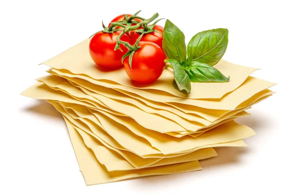 Lasagnes séchées non cuites feuilles de pâtes et tomates — Photo