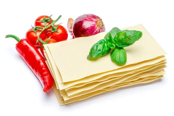 Torkade okokta lasagne pasta lakan och grönsaker — Stockfoto