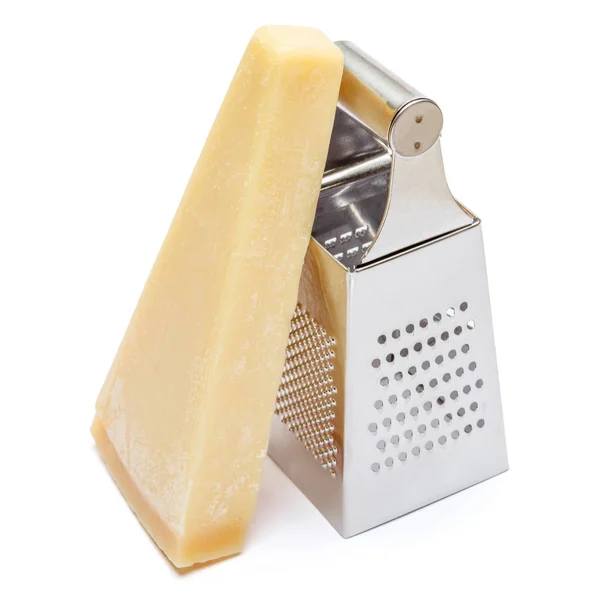 Pedazo de queso parmesano y rallador aislado sobre fondo blanco — Foto de Stock