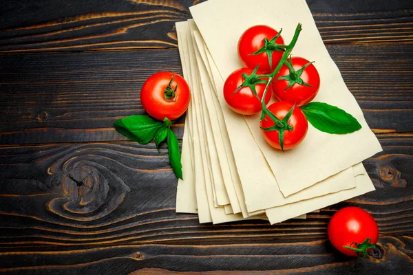 Lasanha seca não cozida massas alimentícias e tomate — Fotografia de Stock