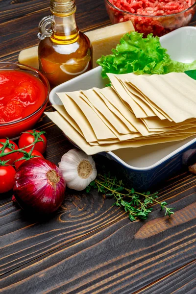 Lasagnes séchées non cuites feuilles de pâtes et d'ingrédients — Photo