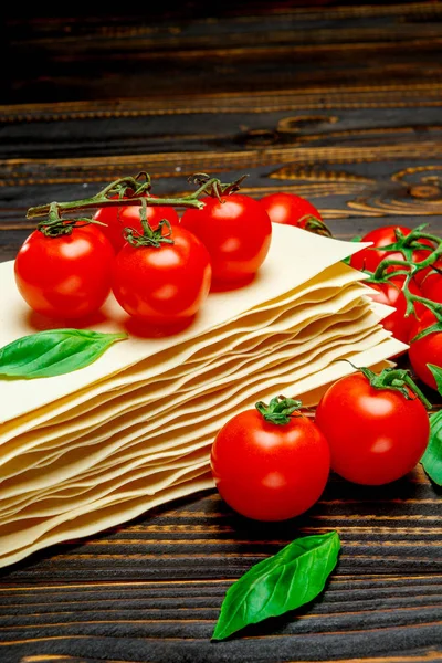 Lasanha seca não cozida massas alimentícias e tomate — Fotografia de Stock