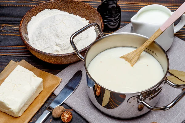 Salsa di bechamel in una pentola e ingredienti — Foto Stock