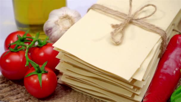 Hojas y verduras de pasta de lasaña sin cocer — Vídeo de stock