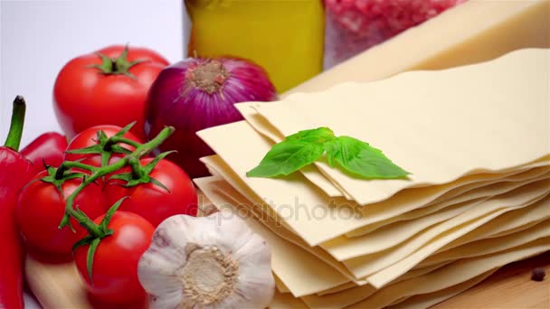 Okokta lasagne pasta lakan och grönsaker — Stockvideo