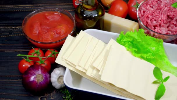 Lasagne ingridienti su tavola di legno — Video Stock