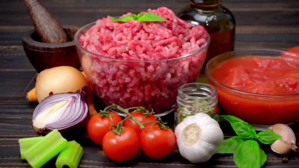 Bolognese saus Ingredients op houten tafel — Stockvideo