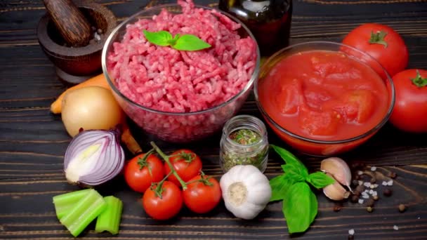 Ingrientes salsa boloñesa sobre mesa de madera — Vídeo de stock