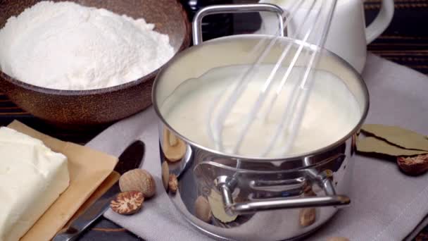 Sauce bechamel dans une casserole et ingrédients — Video