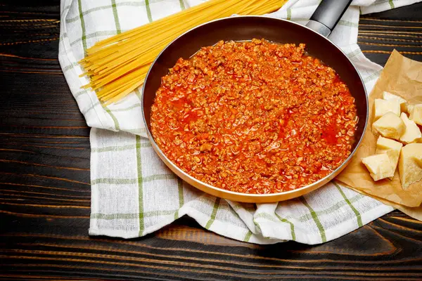 Болонський соус Спагетті на сковороді — стокове фото
