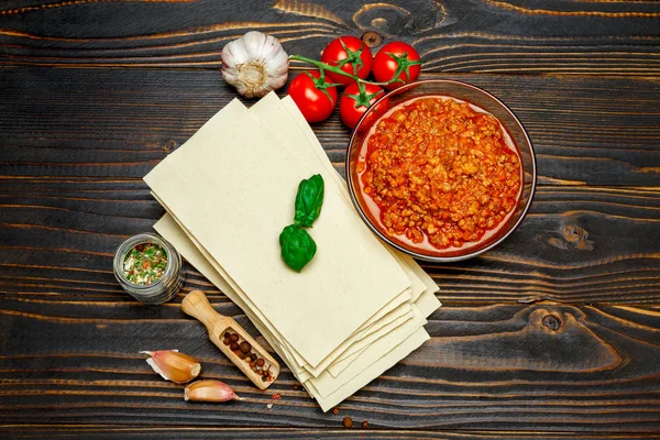 Неварені листи макаронних виробів лазаньї та соус з болоньї — стокове фото