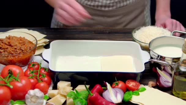 Zubereitung von hausgemachter Lasagne — Stockvideo