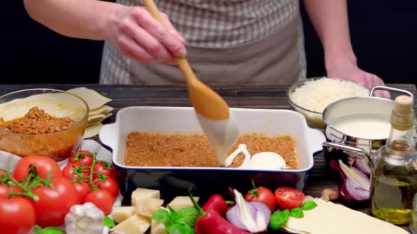 Zubereitung von hausgemachter Lasagne — Stockvideo