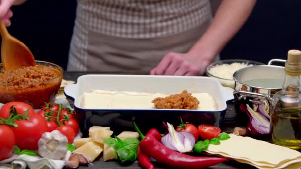 Preparazione di lasagne fatte in casa — Video Stock