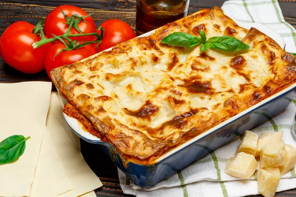 Lasaña clásica con salsa boloñesa y bechamel —  Fotos de Stock