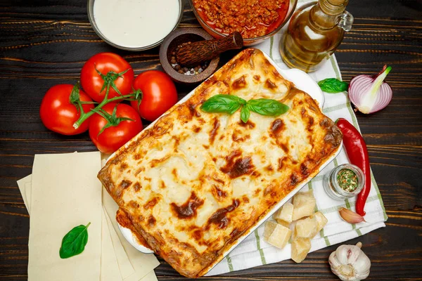 Klasszikus Lasagna bolognai és a besamel mártással — Stock Fotó