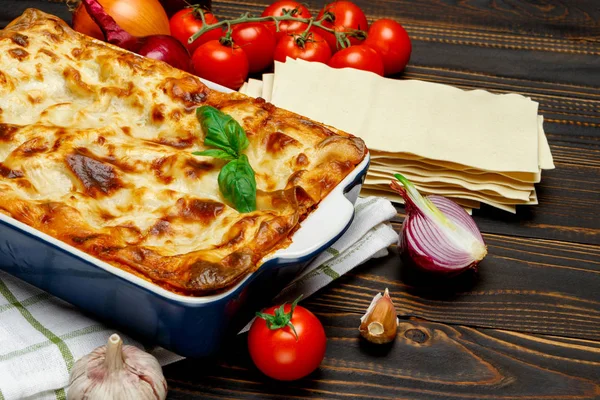 A sütés-csészébe lasagna — Stock Fotó