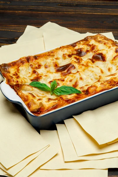 Lasagnes dans un plat de cuisson — Photo