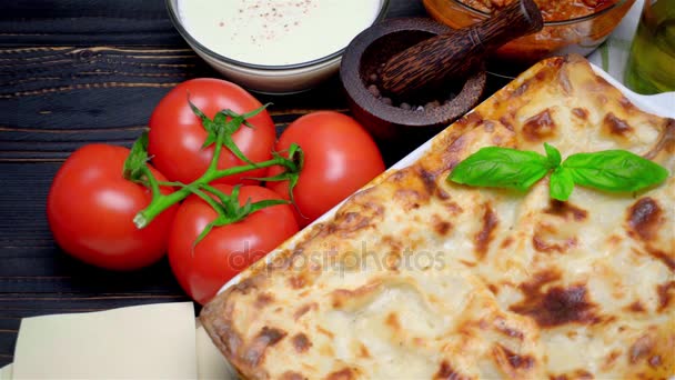 Klasik lazanya bolognese ve Beşamel sos ile — Stok video