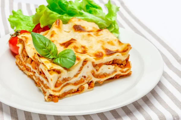 Část chutné lasagne izolované na bílém — Stock fotografie