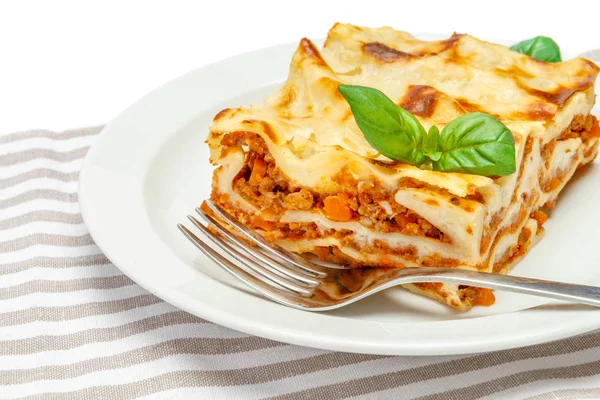 Portion leckere Lasagne isoliert auf weiß — Stockfoto