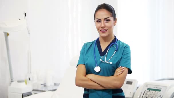 Piękna brunetka dama pracownika medycznego — Wideo stockowe