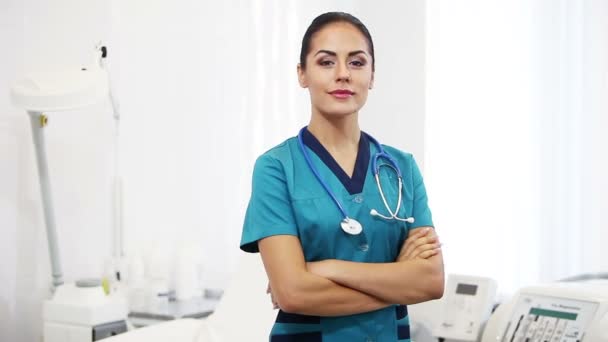 Piękna brunetka dama pracownika medycznego — Wideo stockowe