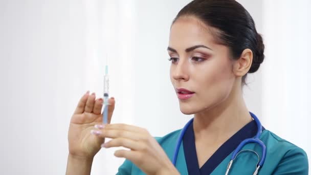 Mooie brunette vrouw medische werknemer — Stockvideo