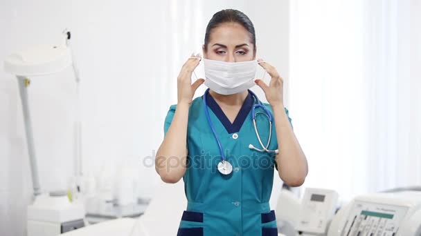 Vacker brunett kvinna medicinsk arbetare — Stockvideo