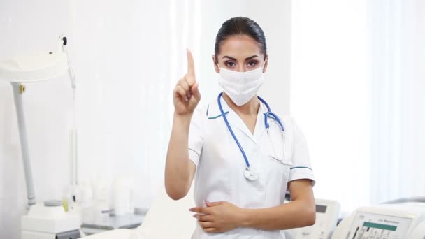 Красива брюнетка жінка медичний працівник — стокове відео