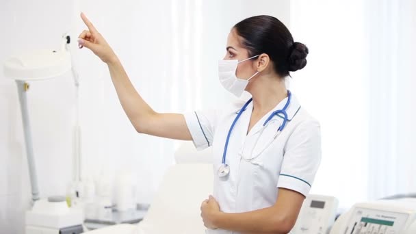 아름 다운 갈색 머리 여자 의료 노동자 — 비디오