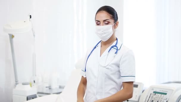 Beautiful brunette woman medical worker — Stock Video