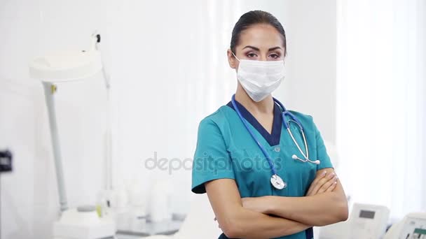 Beautiful brunette woman medical worker — Stock Video